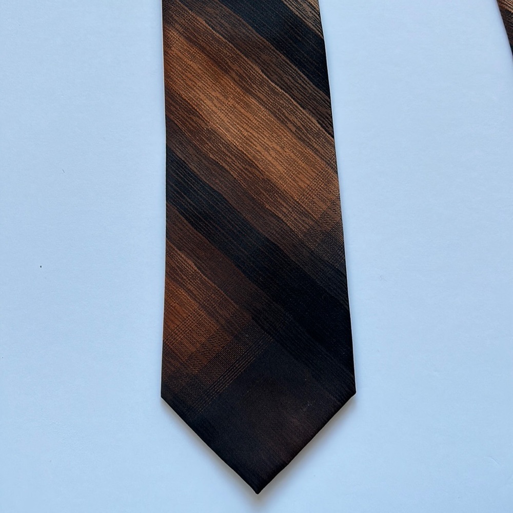 Men’s 100% silk tie. Copper and brown in color. Smoke free home.